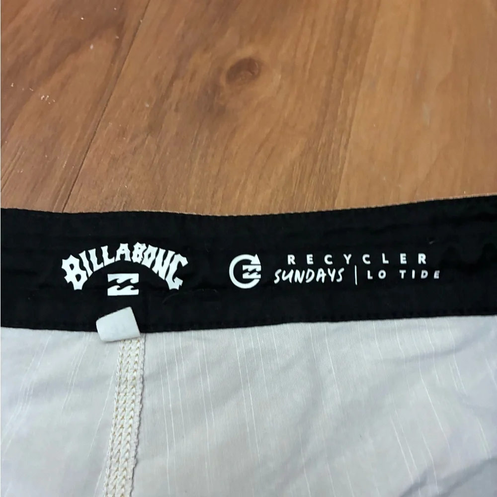 Billabong Men's Beige Patterned Board Shorts size 31